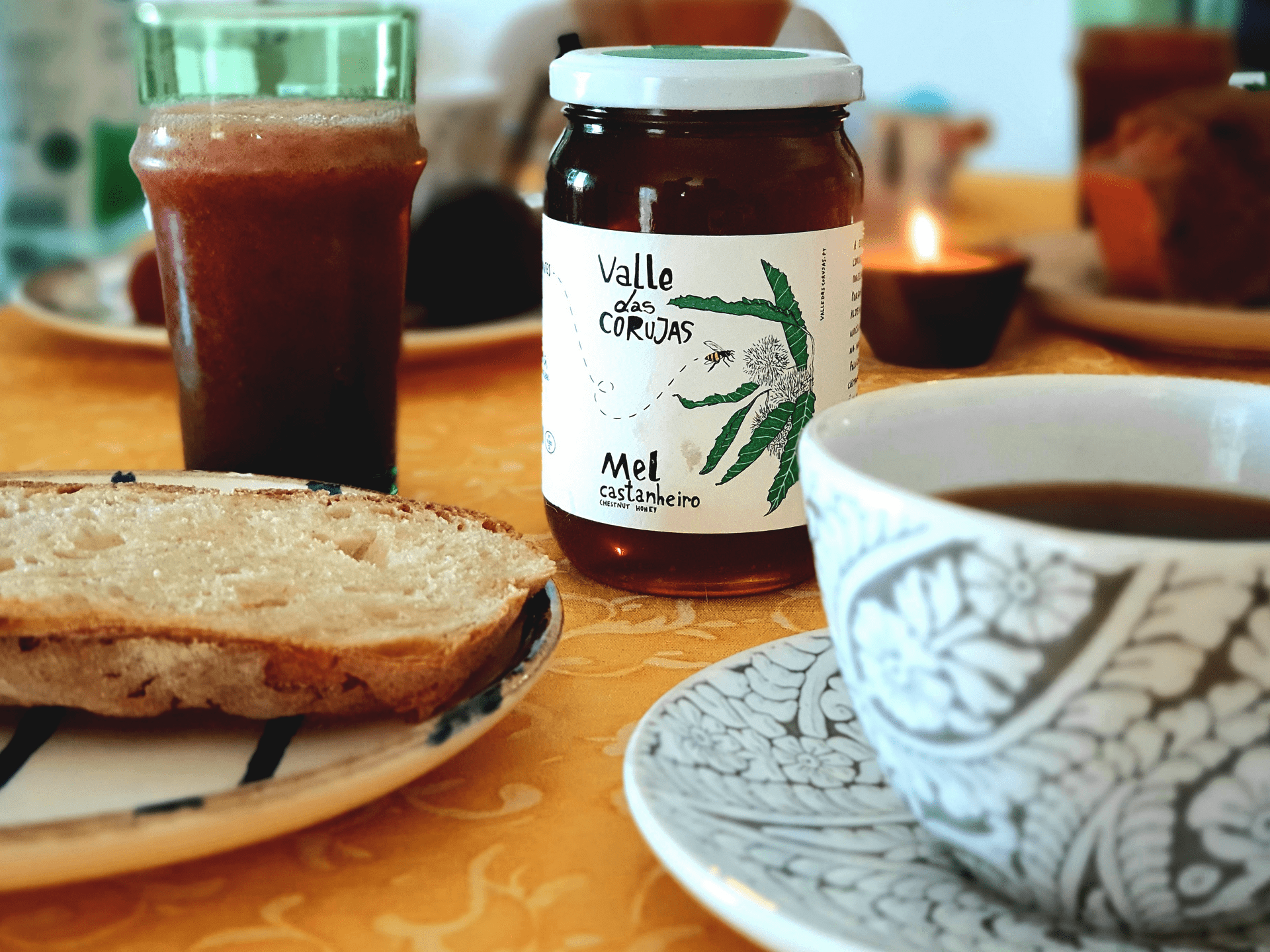 Mel de castanheiro, pão e chá